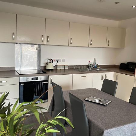 Balcony Marina Apartment With City Skyline Views - Free Secure Parking Manchester Buitenkant foto